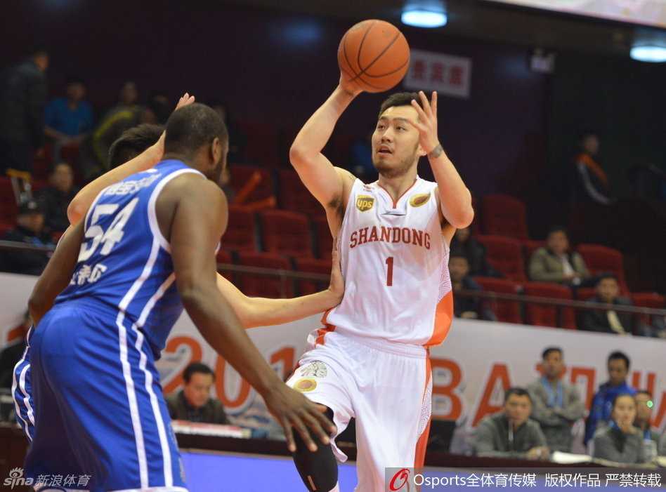 睢冉突破上篮瞬间，身体在空中绷成一张弓