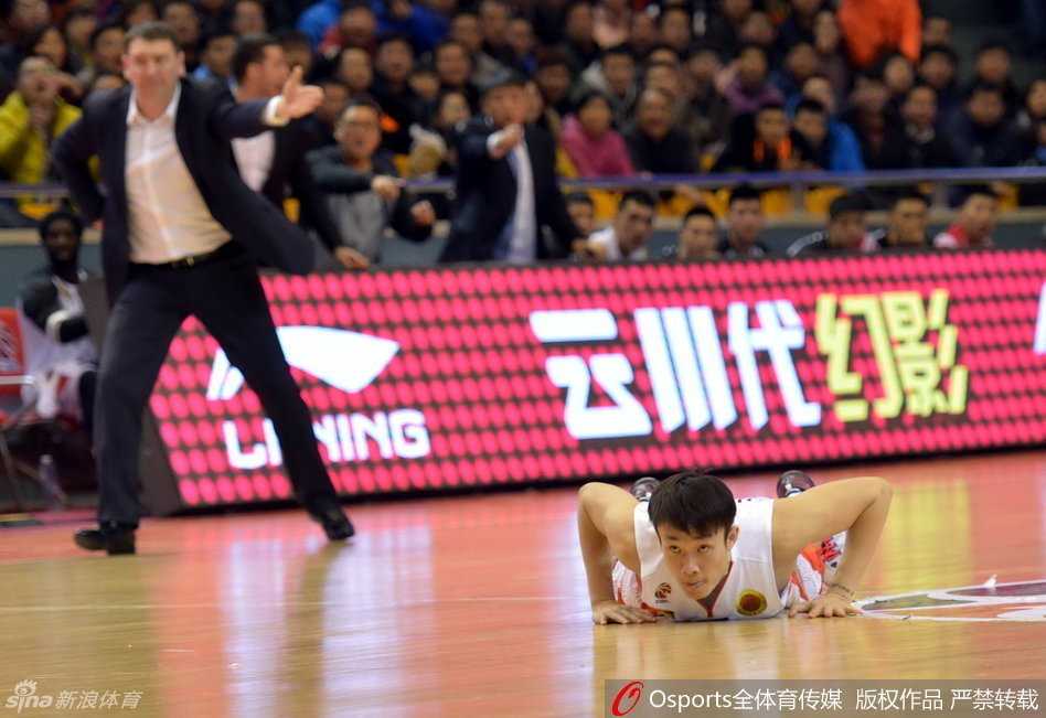 睢冉如灵猫般闪入重重防线，面对补防毫无惧色，手腕轻挑，篮球划出一道彩虹越过指尖，单手上篮改写比分。