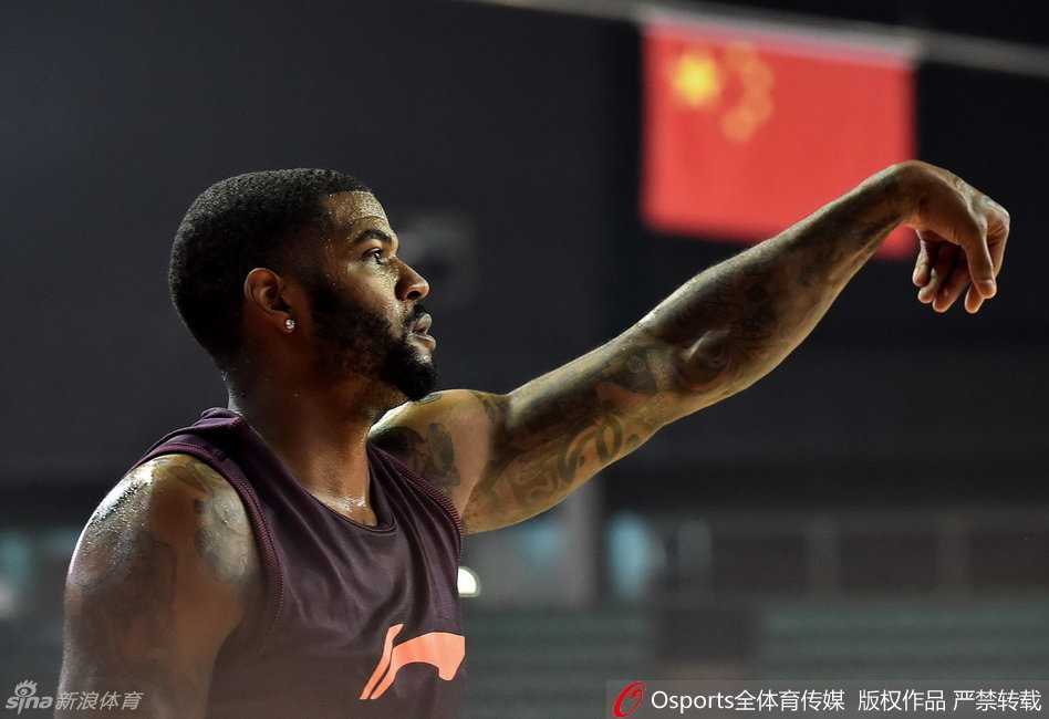 鹰王约什史密斯在三分线外果断开火，篮球划过成都夜空，这是他CBA生涯的第一次出手尝试。