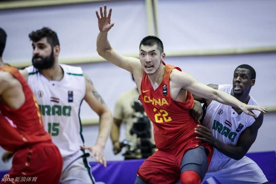 内线悍将陶汉林在对方肌肉丛林中死死卡住位置，高高扬起手臂奋力要球，眼神中充满了对胜利的渴望与不甘。