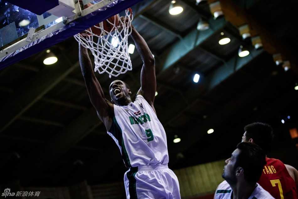 伊拉克主帅在场边神情激动，双手拢在嘴边呈喇叭状，向着场内奔跑的队员们大声嘶吼着战术指令，试图掌控场上局势。