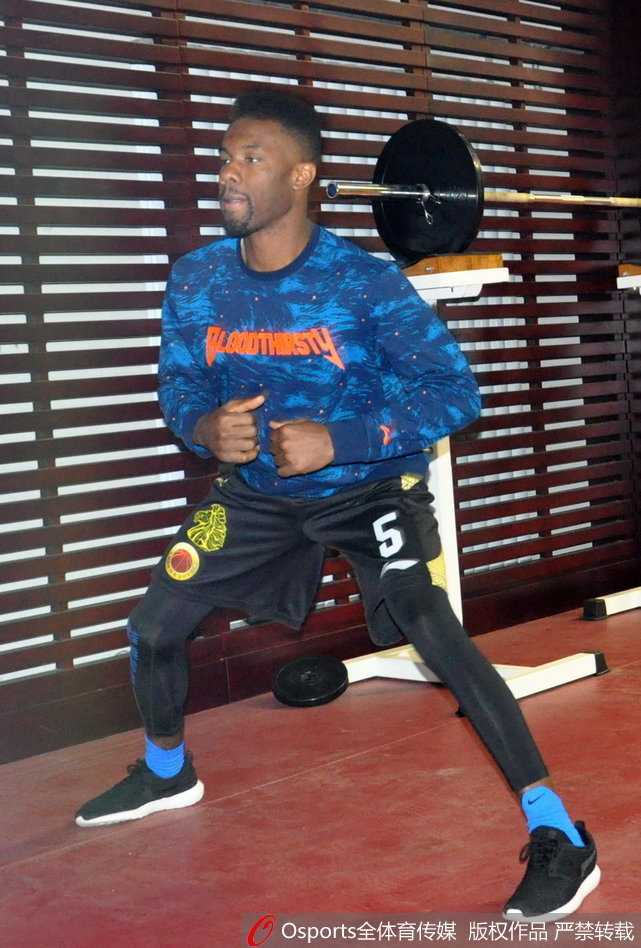 诺里斯·科尔赤裸上身，青筋暴起，在健身房里咬紧牙关进行哑铃弯举，每一块肌肉都写满了对胜利的渴望。