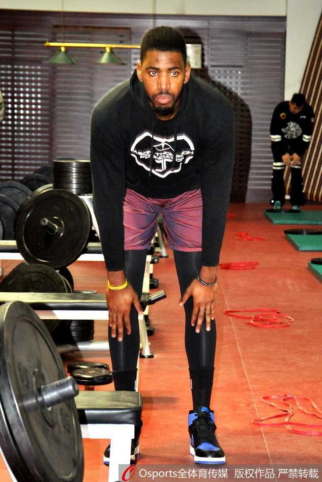 科尔进行高强度的绳索下拉训练，手臂肌肉紧绷如雕塑，仿佛要将所有的力量都倾注到新赛季的赛场之上。