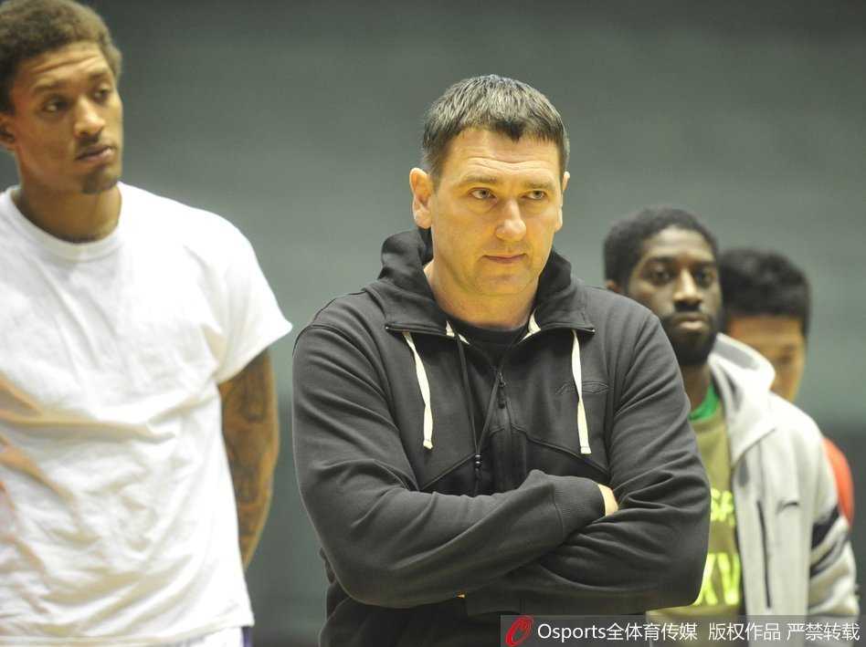 齐鲁健儿秣马厉兵 山东高速男篮冲刺新赛季 内线悍将在篮下展现出强大的统治力,面对防守悍将的贴身紧逼,他稳稳将球放入篮筐,肌肉的碰撞声在场馆内回响。