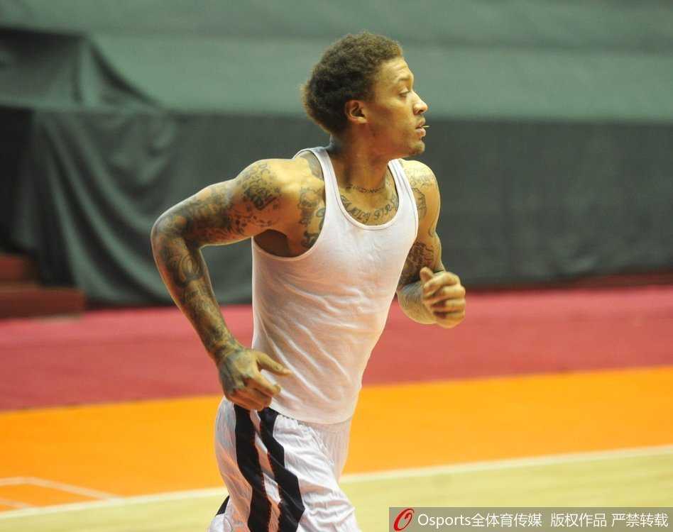 齐鲁健儿秣马厉兵 山东高速男篮冲刺新赛季 外援比斯利在训练中展现细腻的技术,他灵活地运球穿过人墙,面对补防的队员轻巧挑篮得分,引得场边队友一阵喝彩。