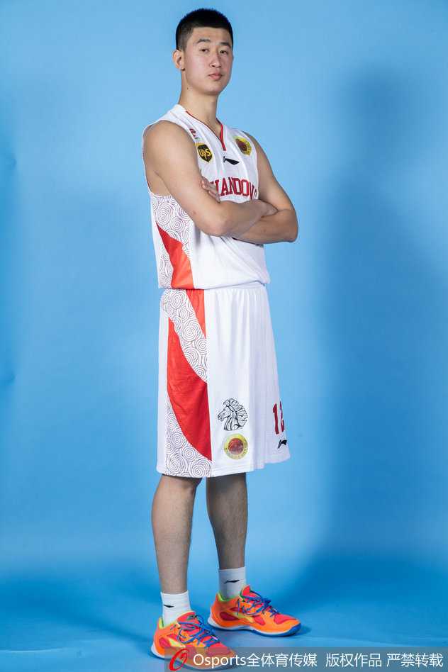 丁彦雨航持球面对防守，眼神专注而锐利，彼时的他正从希望之星向联赛巨星蜕变，是球队最可靠的锋线突击手。