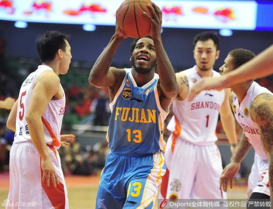 广厦核心林志杰面对包夹毫无惧色，他压低重心，用娴熟的运球寻找突破分球的最佳路线。