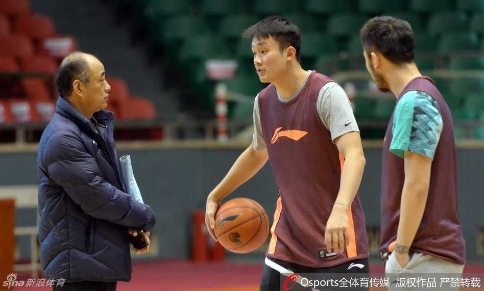 在一次高强度的对抗后，一名内线球员弯腰扶着膝盖大口喘息，汗水滴落在地板上，他随手将脱下的鞋子拎在手中，鞋带散开仿佛在诉说着训练的残酷与艰辛。