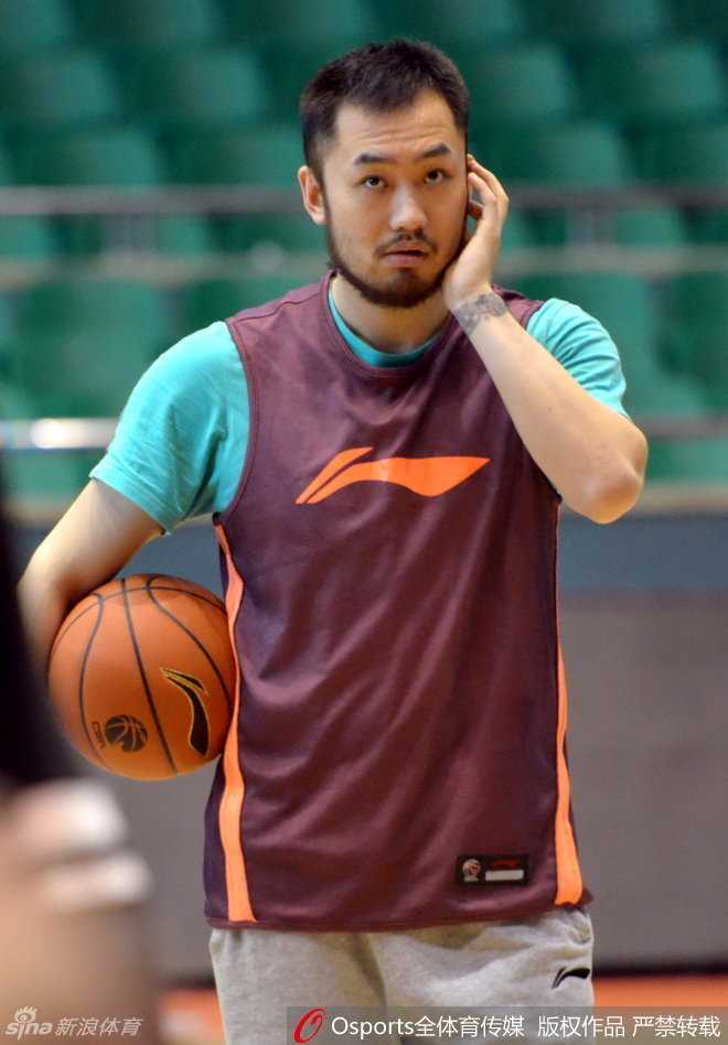 训练结束的哨声吹响，一名满头大汗的队员双手抱头，望着远处的记分牌发呆，复杂的思绪如同纠缠的发丝，既有对胜利的渴望，也有对球队困境的一丝焦虑。