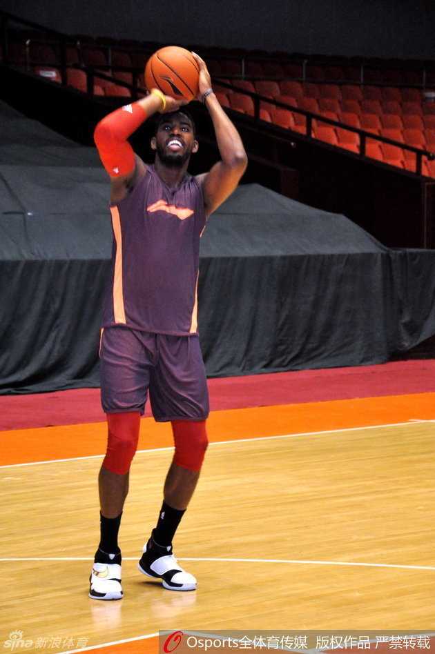 神射手李敬宇（汤普森）在三分线外接球就投，皮球划出一道完美的弧线空心入网。训练中的每一滴汗水，都是为了在常规赛中化作刺穿对手心脏的利箭，他的投篮手型在阳光下显得无比柔和。