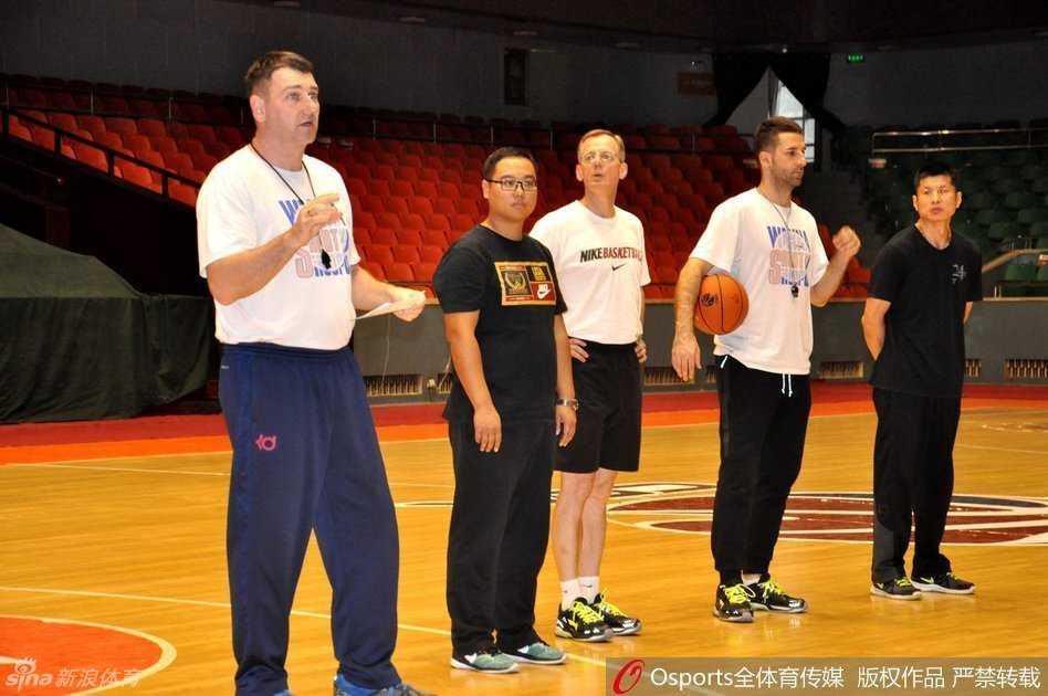 高速男篮的教练组围坐在一起，主教练凯撒眉头微蹙，与外教商讨着训练计划。他们的身后，是球员们奔跑的身影，这支团队的大脑正在高速运转，试图为新赛季谋划出最优的战术蓝图。