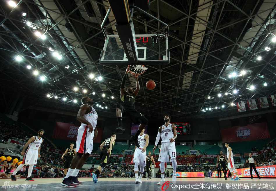 齐鲁篮坛风云录:回望山东高速男篮的激情岁月 场上拼抢白热化,双方球员人仰马翻,倒地瞬间仍目不转睛盯着篮球,竞技体育的残酷与魅力在此刻尽显。
