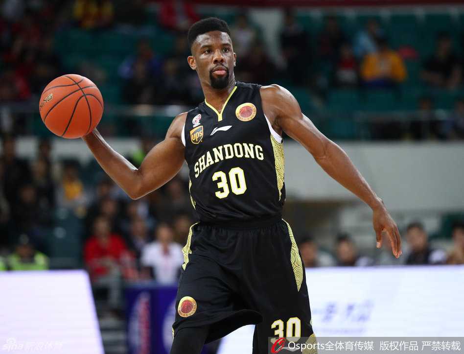 齐鲁篮坛风云录:回望山东高速男篮的激情岁月 诺里斯-科尔犹如球场指挥官,一记声东击西的妙传撕开对手防线,瞬间点燃了队友的进攻火力。