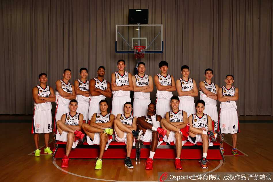 龙狮记忆:回顾佛山男篮的新老交替与激情岁月 唐正东身披佛山战袍,在内线凭借扎实的背身单打技术强攻,眼神坚定,仿佛梦回巅峰时期的三连MVP荣光。