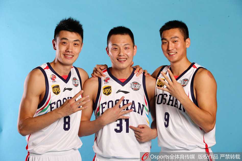 龙狮记忆:回顾佛山男篮的新老交替与激情岁月 外援霍普森持球突破,肌肉线条分明,充满力量感,他正试图撕开对手的防线,为队友创造机会。