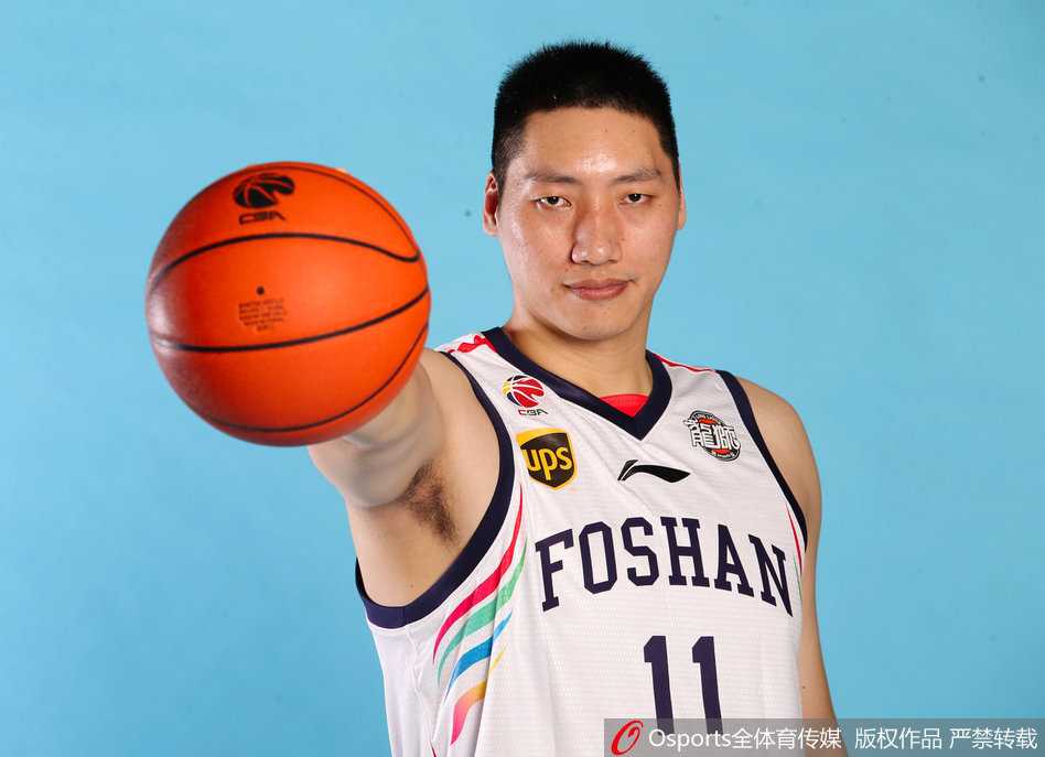 龙狮记忆:回顾佛山男篮的新老交替与激情岁月 年轻队员赵率舟在比赛中出手三分,动作舒展,篮球在空中划过一道弧线,他的关键投篮曾为球队带来逆转的希望。