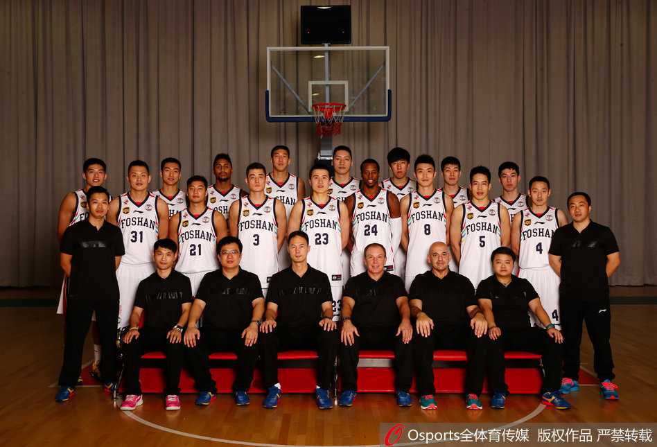 龙狮记忆:回顾佛山男篮的新老交替与激情岁月 外援贝尼蒙持球快速突破,面对防守者高高跃起,展现出惊人的弹跳力,他的冲击力是那个赛季佛山队进攻端的一把尖刀。