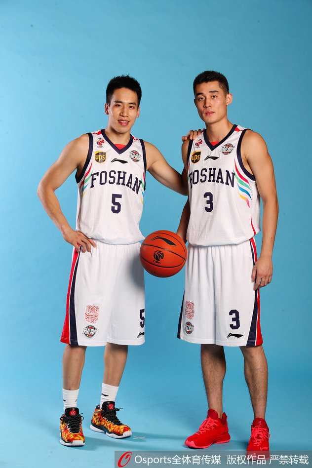 龙狮记忆:回顾佛山男篮的新老交替与激情岁月 球队在赛前热身时,球员们围成一圈,互相鼓劲加油,团结的氛围透过屏幕都能感受到。