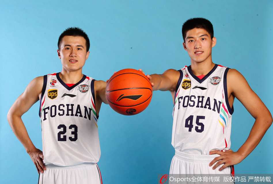 龙狮记忆:回顾佛山男篮的新老交替与激情岁月 赛后全队围拢在一起,主教练进行战术复盘,球员们认真聆听,场边的摄像机记录下这紧张而专注的一刻。