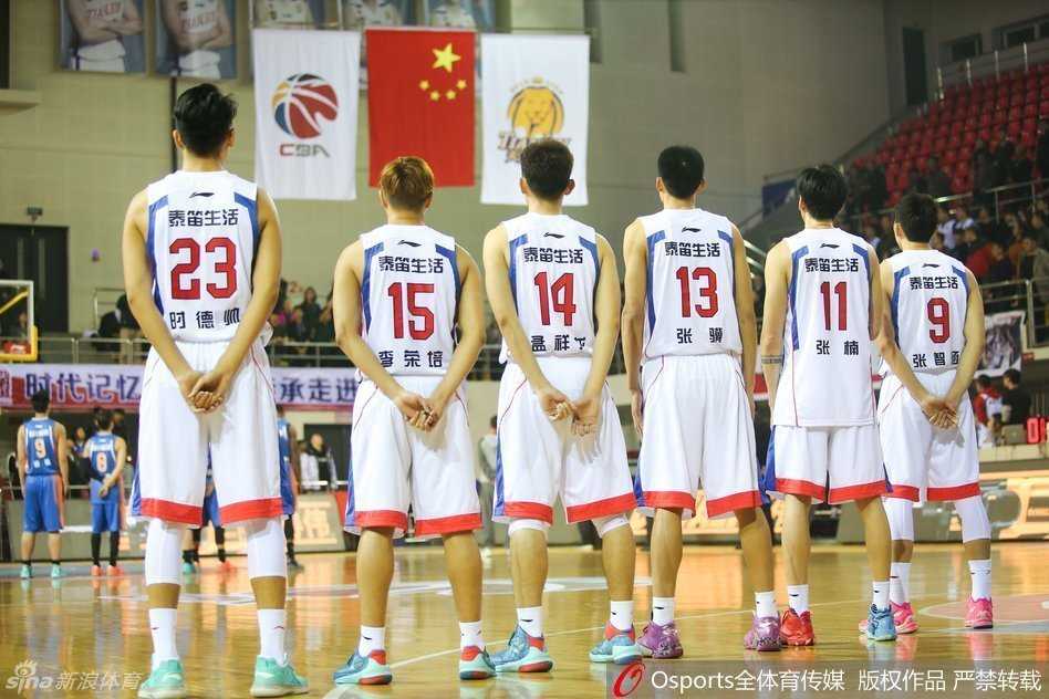 老将刘炜沉稳运球穿越防线，目光如炬指挥全场