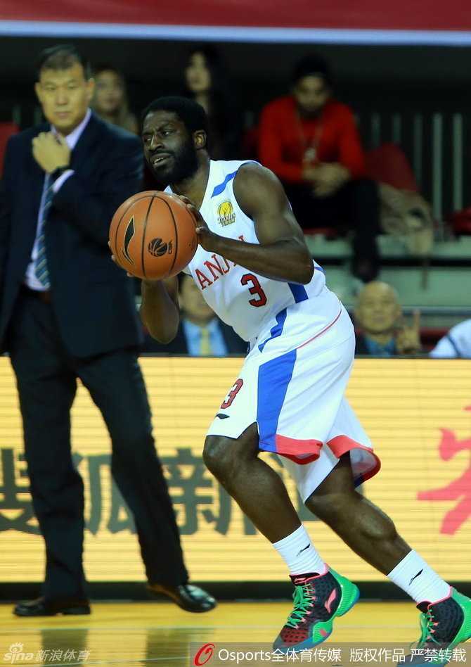 飞身上篮如利刃出鞘，空中折叠拉杆妙到毫巅