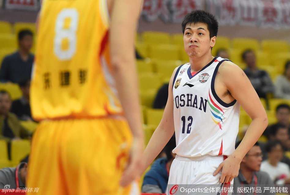 桑尼在禁区边缘遭遇佛山两人凶狠夹击，他高举高打，用强壮身体顶开空间寻找队友