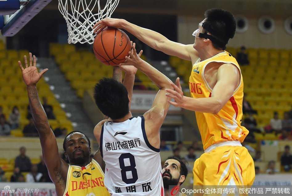 任骏威高位策应，韦弗如猎豹般空切跑出空位，接球后迎着扑防冷静出手，篮球划出完美弧线