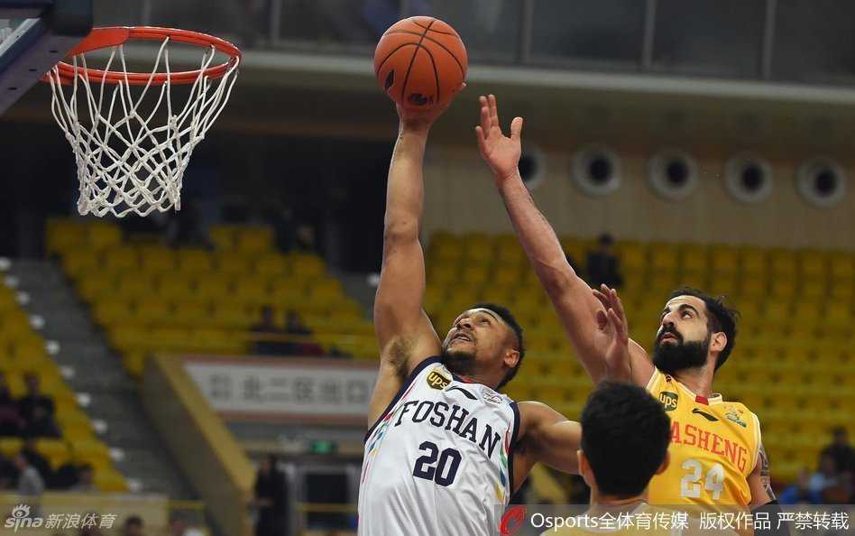 佛山外援贝尼蒙面对夹击毫无惧色，强行起跳上演旱地拔葱，与江苏同曦内线肌肉男惨烈肉搏