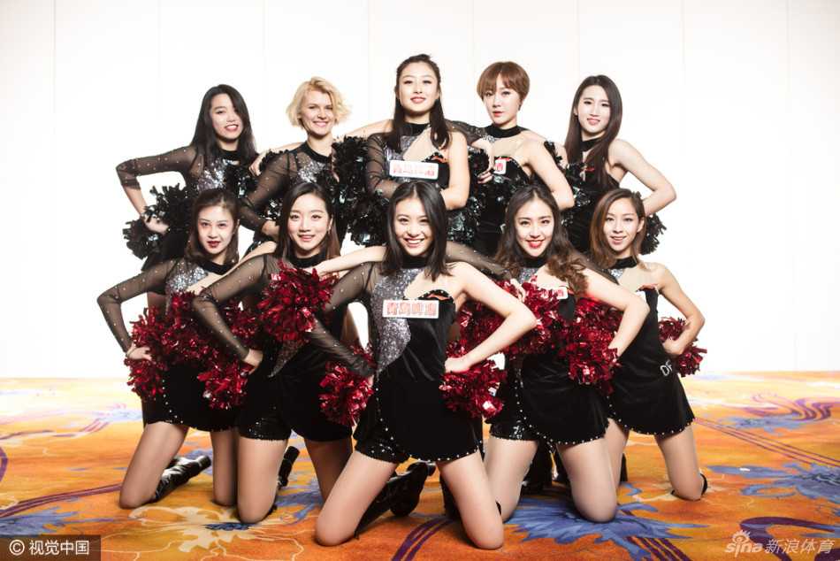 一名啦啦队员正侧身展现出优美的身体曲线，专注的眼神和自信的微笑，仿佛在告诉全世界，这里就是属于她的闪耀舞台。