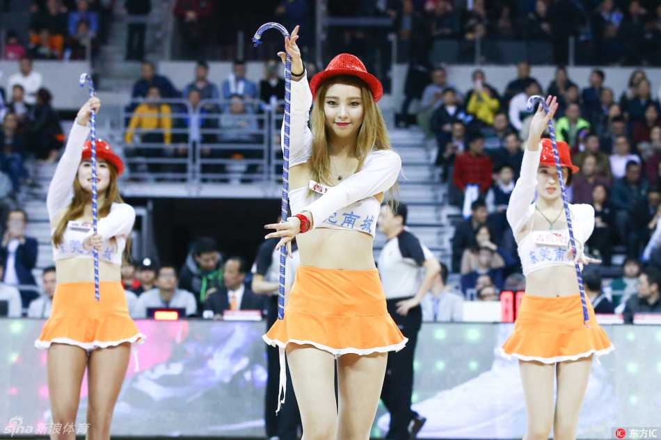 近景特写下，宝贝额头上细密的汗珠闪烁着，她全情投入，每一个手势都充满了力量与韵律感。