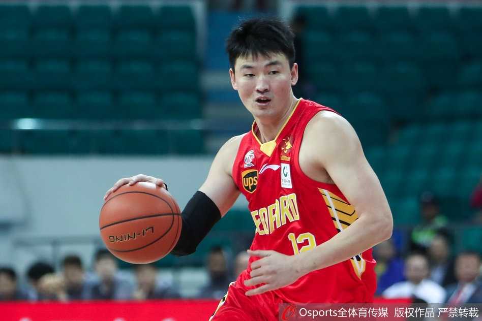 广州队小外援克里斯顿在第四节最后关头，如闪电般突破深圳队防线，上演精彩上篮，将球队从失利边缘拉回，把比赛拖入加时