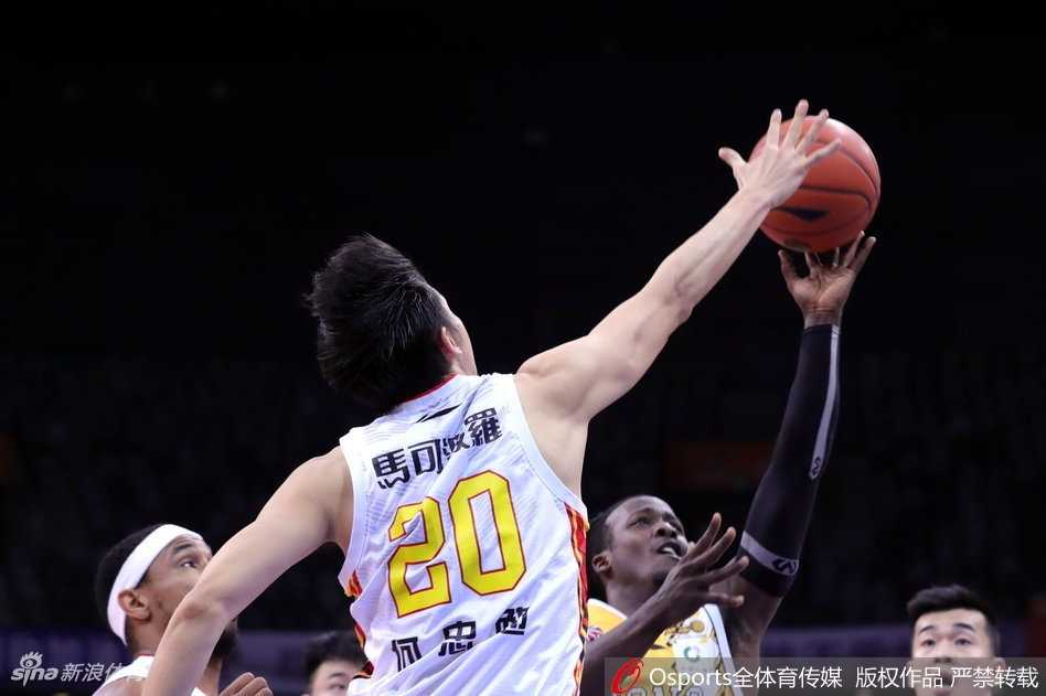 深圳男篮主场大运中心体育馆内灯火通明，烈豹队员们眼神坚毅，准备在主场球迷的助威声中迎接常规赛冠军的挑战