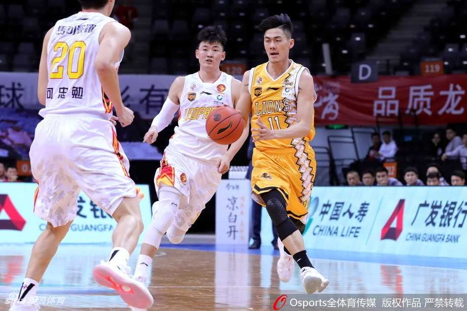 比赛结束后，深圳大运中心上空的大屏幕比分定格在119-122，深圳球员叉腰低头神情落寞，与远处庆祝的广厦队员形成鲜明对比