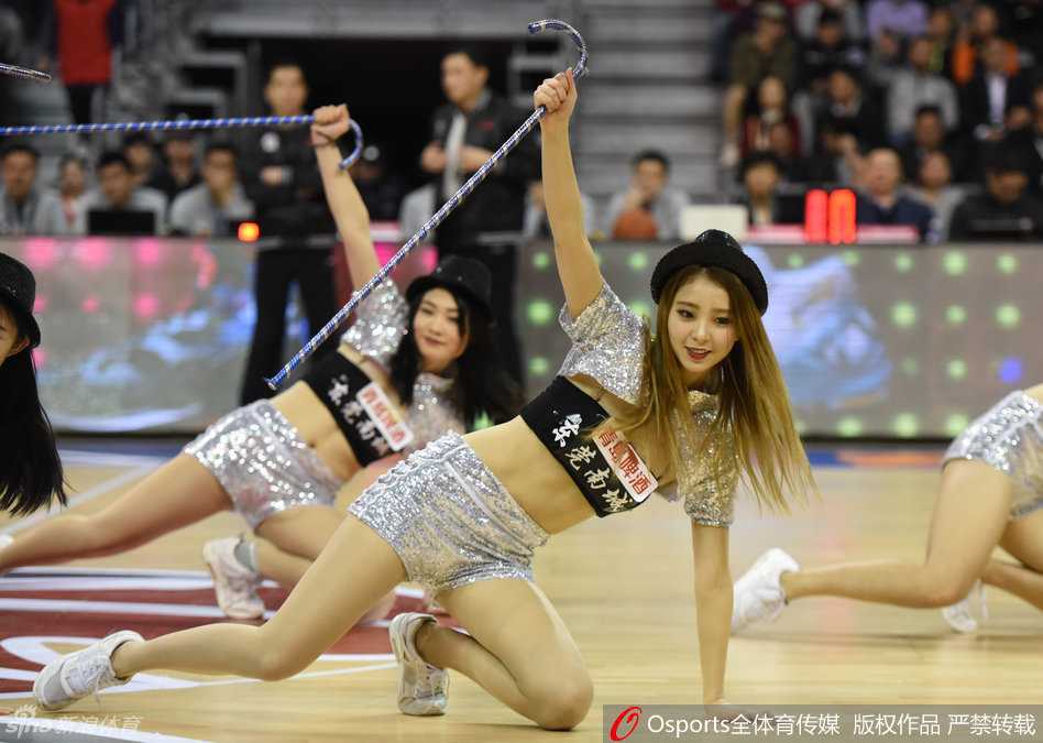 三名篮球宝贝在赛场边摆出俏皮的 Pose，她们面带甜美微笑，紧身衣衬托出健美的身材，展现出赛场边独有的青春活力。