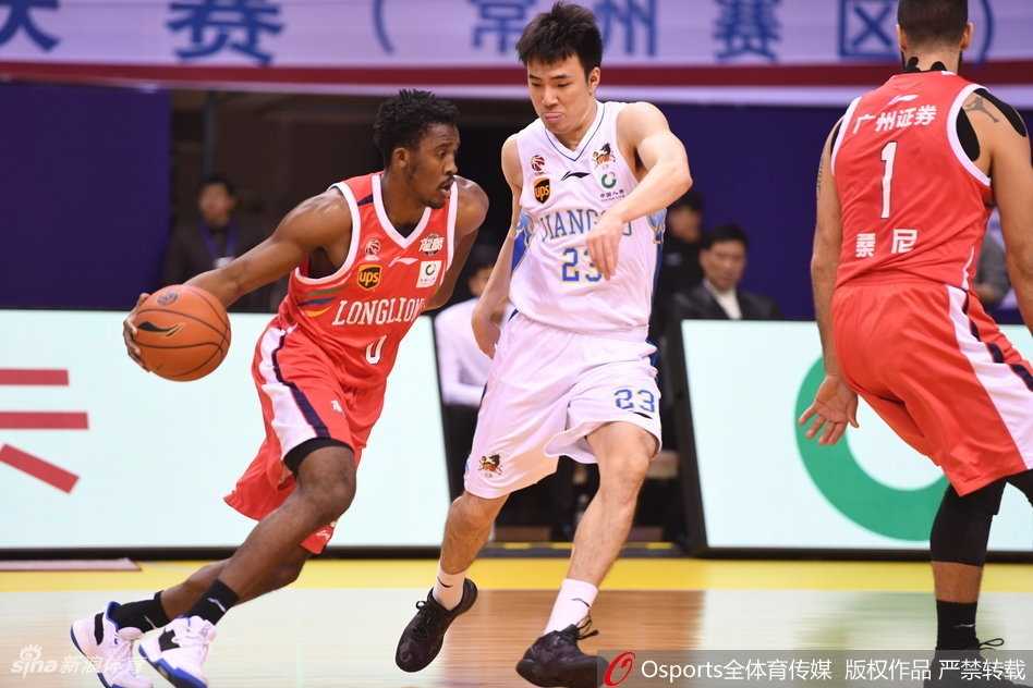 江苏肯帝亚外援布鲁克斯在多人包夹下强行突破，眼神坚毅寻找传球良机