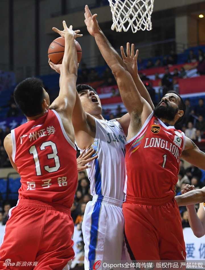 广州队大外援汉斯布鲁篮下双手暴扣，肌肉线条分明展现强大爆发力