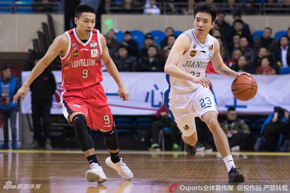 江苏肯帝亚主场球迷看台沸腾，众人挥舞充气棒为球队精彩表现欢呼