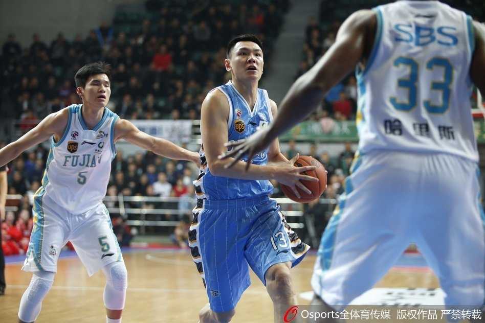 福建射手赵泰隆如离弦之箭般突破，北京队王骁辉紧随其后试图封盖