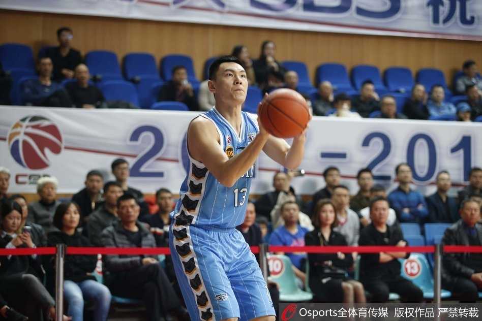 福建核心王哲林面对北京多人围堵，毫无惧色强行突破上篮