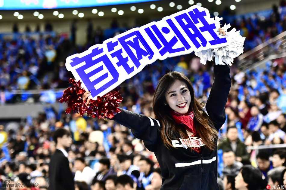 随着劲爆的音乐响起，拉拉队姑娘们瞬间爆发，她们动作整齐划一，充满力量的舞步仿佛要将球场的地板点燃。