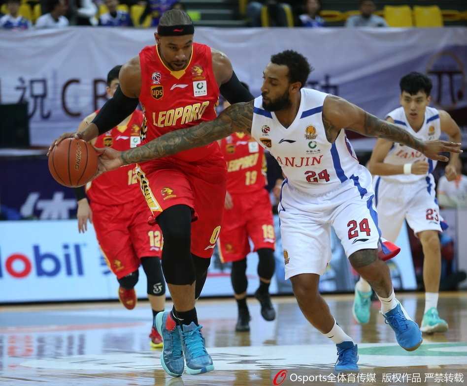 天津与深圳球员在赛场上奋力拼抢，篮球在空中飞舞，双方眼神充满斗志