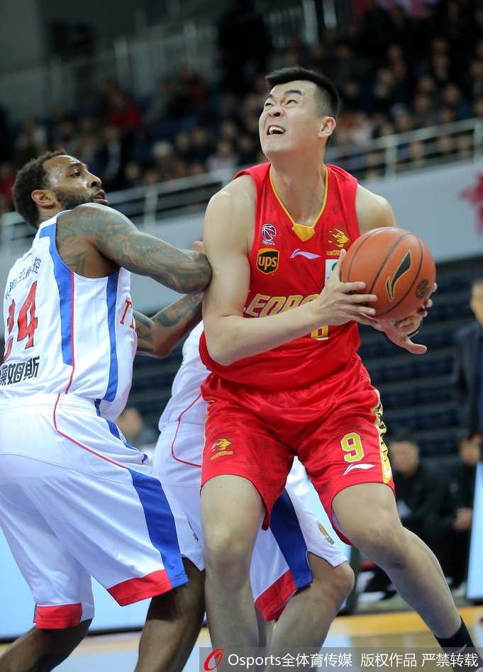 萨林杰背身单打天津防守球员，他肌肉紧绷力量感十足，展现出强大的内线统治力