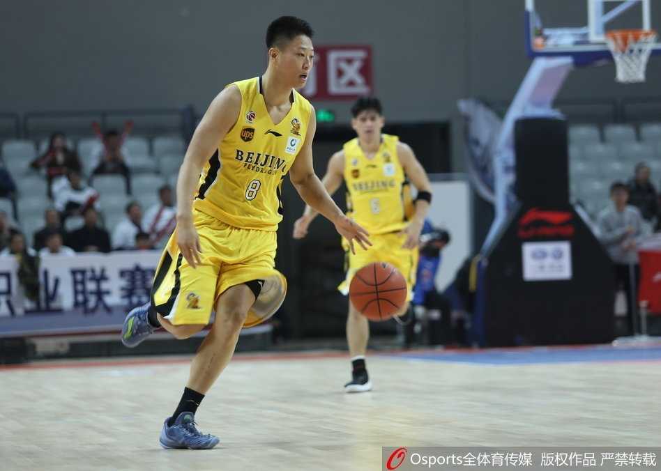 浙江队当家球星吴前命中三分后握拳怒吼，他的眼神里充满了杀气，手感火热的他是球队逆转的最大功臣。