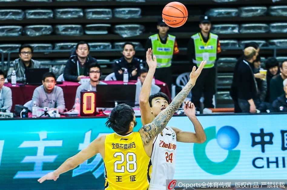 北控将帅在暂停时神情凝重，丁伟指导手持战术板大声布置战术，落后的局面让每个人都眉头紧锁。