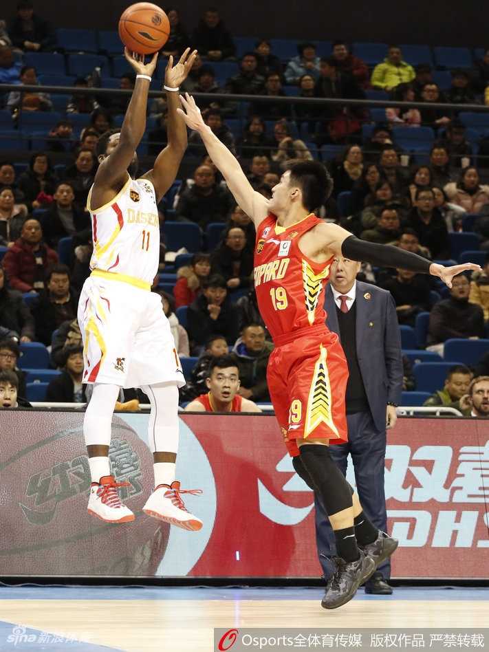 帕戈在末节彻底化身得分机器，面对防守球员的封盖，他高高跃起，在空中仿佛停滞了一般，用一记美如画的后仰跳投，将球稳稳送入篮筐，这一刻他就是球场上的主宰。