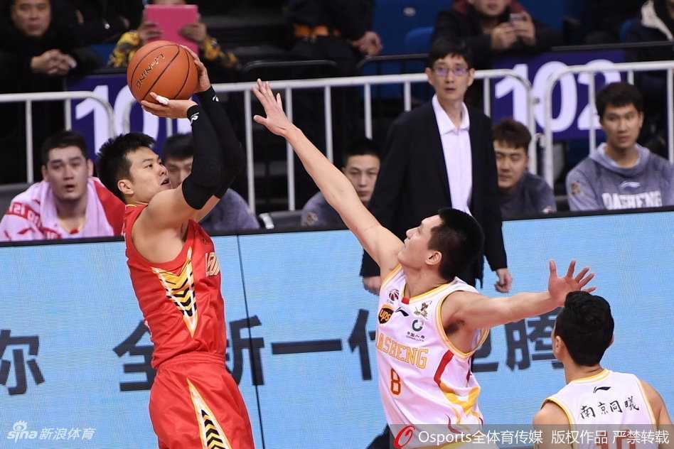 这球进了！郭一飞手起刀落，再度命中三分，他兴奋地握拳怒吼，与队友宋建骅激情相撞，这一刻，属于同曦的“本土双子星”用实力证明了自己的价值，也让全场球迷为之疯狂。