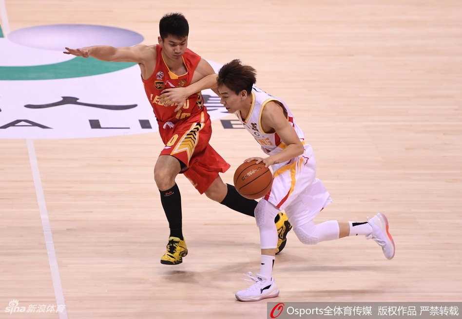 同曦队外援帕戈面对旧主深圳队毫无惧色，他如一道黑色闪电般撕裂防线，高高跃起，用一记势大力沉的单手劈扣点燃了整个主场的激情，宣告着反击的开始。