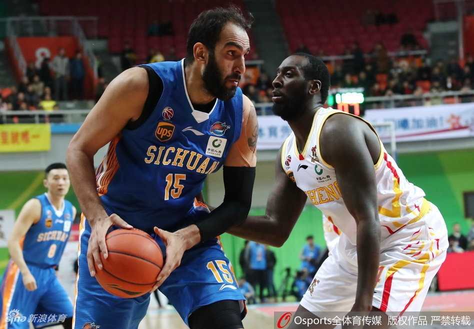 同曦外援希克森面对四川内线哈达迪的防守，强硬上篮得分，眼神充满杀气