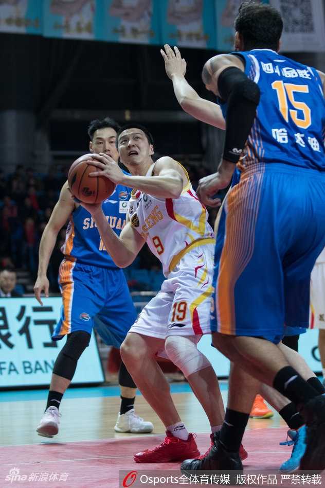 同曦队长冯欣在边线发球，眼神坚定地观察场上局势，准备组织关键一攻