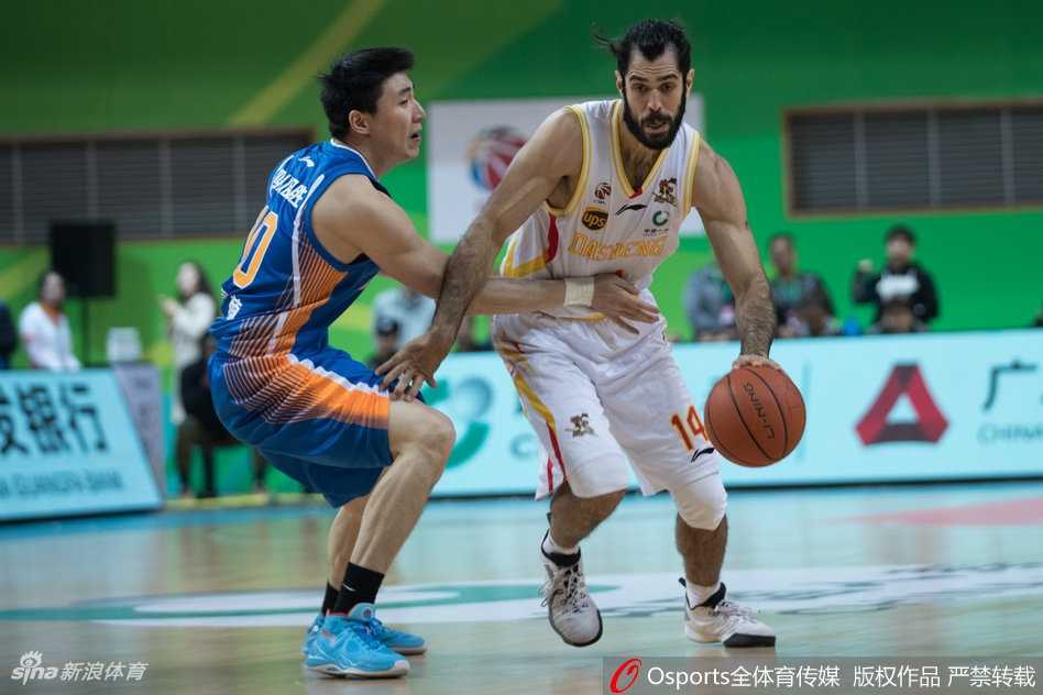 老将唐正东在四川内线巧妙转身，利用经验勾手投篮，动作一气呵成